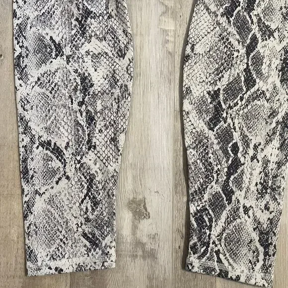 Alo yoga snakeskin legging size large - Picture 11 of 13